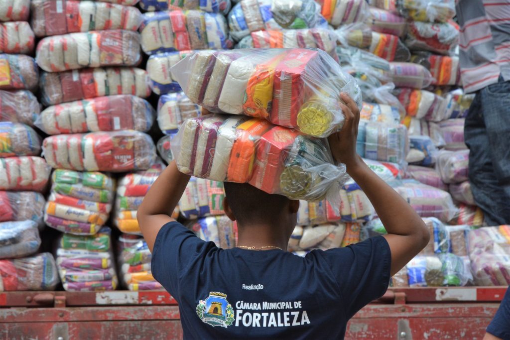 Entrega de cestas básicas da campanha Supera Fortaleza