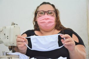 Josiane - Costureira que tá fabricando máscara de proteção em tecido