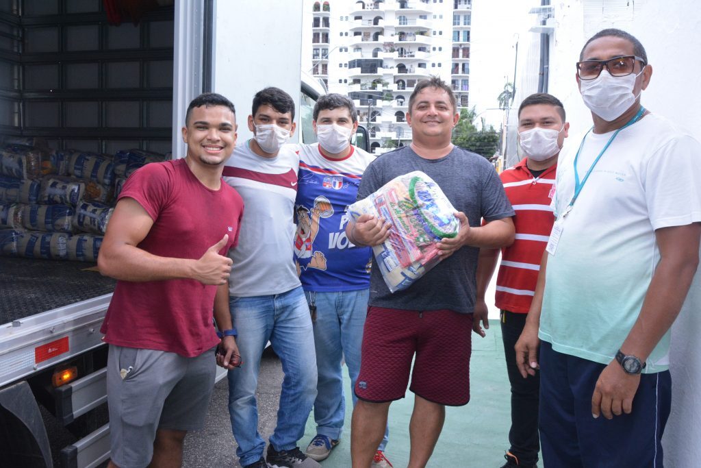 Entrega de cestas basicas pelo projeto Supera Fortaleza na comunidade do Serviluz