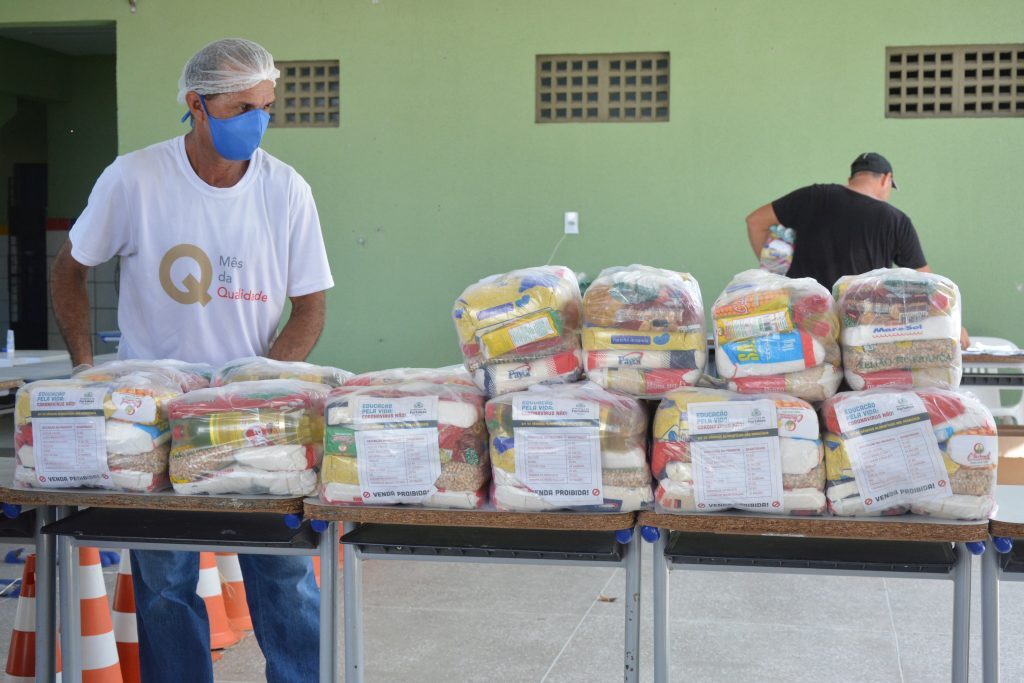 Entrega de cestas básicas e máscaras pela prefeitura de Fortaleza aos alunos das escolas municipais