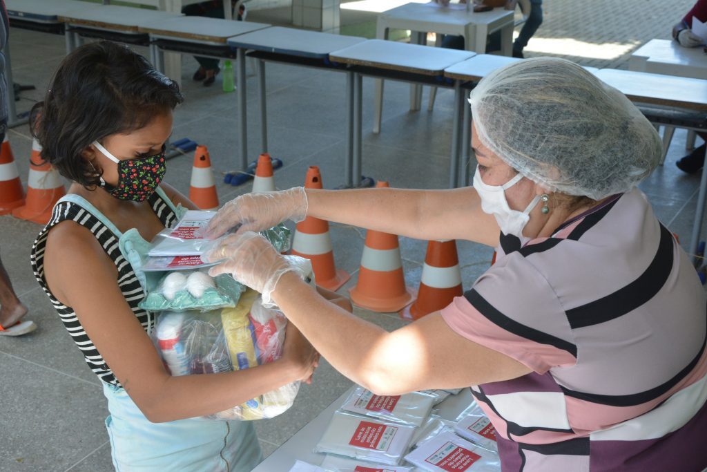 Entrega de cestas básicas e máscaras pela prefeitura de Fortaleza aos alunos das escolas municipais