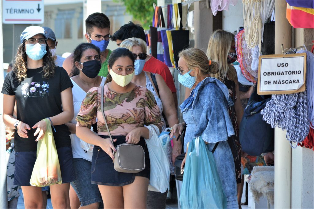 Movimentação de pessoas nas ruas durante pandemia corona vírus