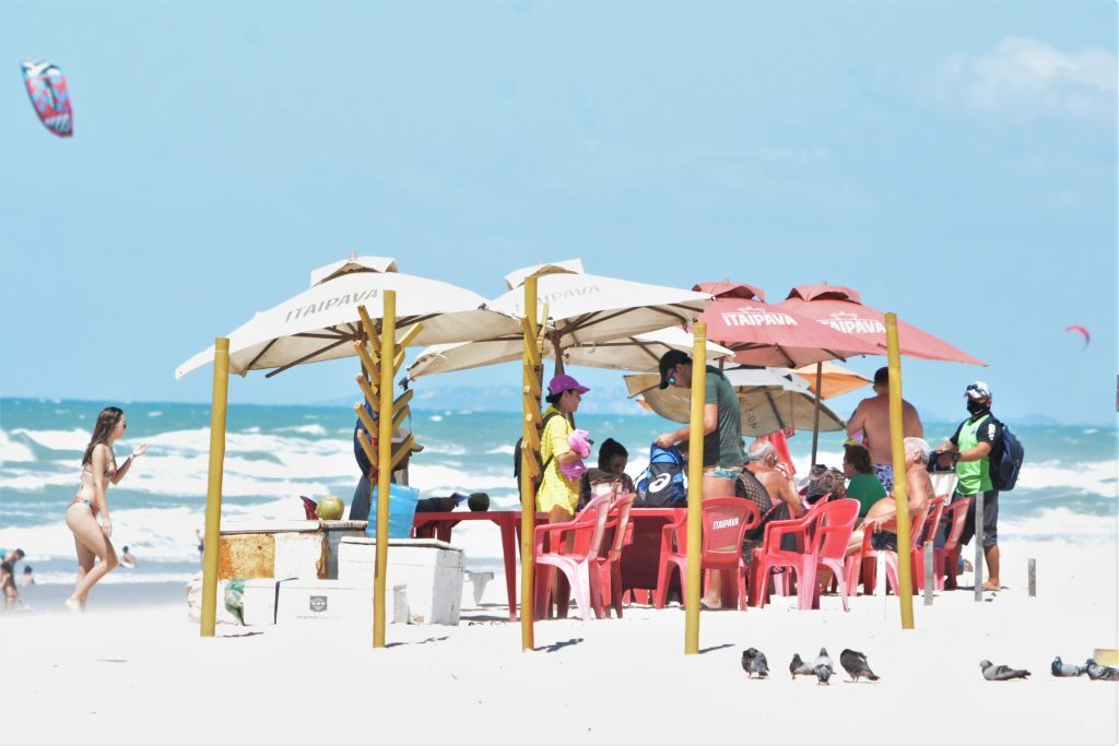 Volta das atividades das barracas de praia em Fortaleza durante pandemia corona vírus