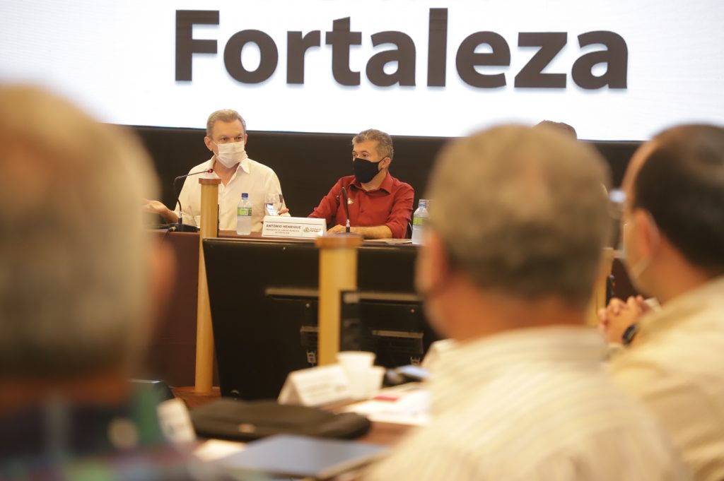 Prefeito de Fortaleza Roberto Cláudio (PDT) participou com aliados da sua última reunião com o secretariado municipal. Com a presença de equipes do prefeito eleito Sarto Nogueira (PDT), e do presidente da Câmara Municipal de Fortaleza, Antônio Henrique (PDT).