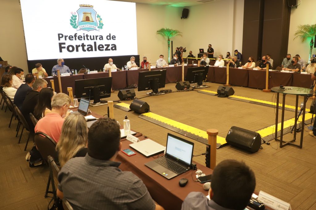 Prefeito de Fortaleza Roberto Cláudio (PDT) participou com aliados da sua última reunião com o secretariado municipal. Com a presença de equipes do prefeito eleito Sarto Nogueira (PDT), e do presidente da Câmara Municipal de Fortaleza, Antônio Henrique (PDT).