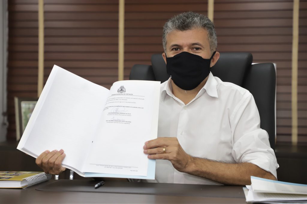 Antônio Henrique, presidente da Câmara Municipal de Fortaleza, assina a promulgação do regimento interno do legislativo municipal